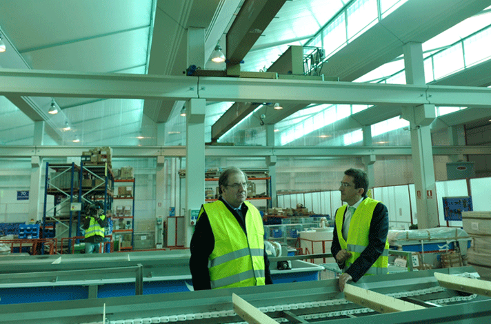 Santiago Salcedo y Juan Vicente Herrera en su visita a la planta de 7.000 m2 de Villavaquerín